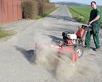 Reinigung von Gehwegen mit Kehrmaschine
